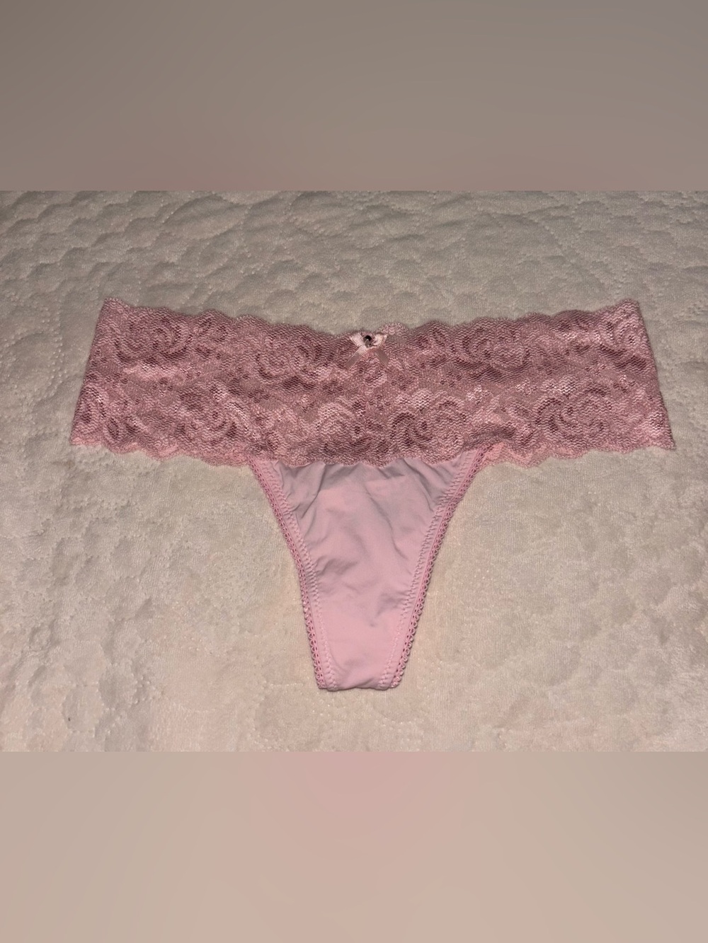 La vie en rose Lace-Trim Thong in Pink